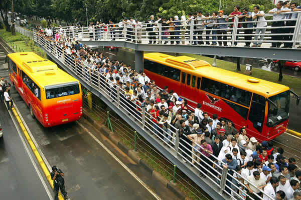 Bus TransJ Tak Kunjung Datang, Penumpang Gedor-gedor Pintu Halte Harmoni