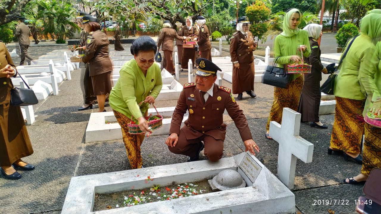 Kejari Kota Tangerang Tabur Bunga di TMP Taruna