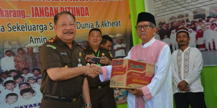Kejari Kota Tangerang Berikan Bantuan ke Panti Asuhan dan Purnaja
