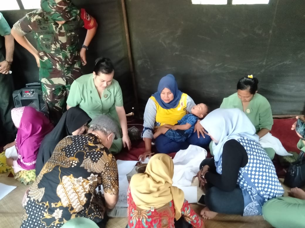 Berdayakan Kelompok Perempuan, Persit KCK Kodim 0510/Tigaraksa Bekali Warga Desa Blukbuk Membatik