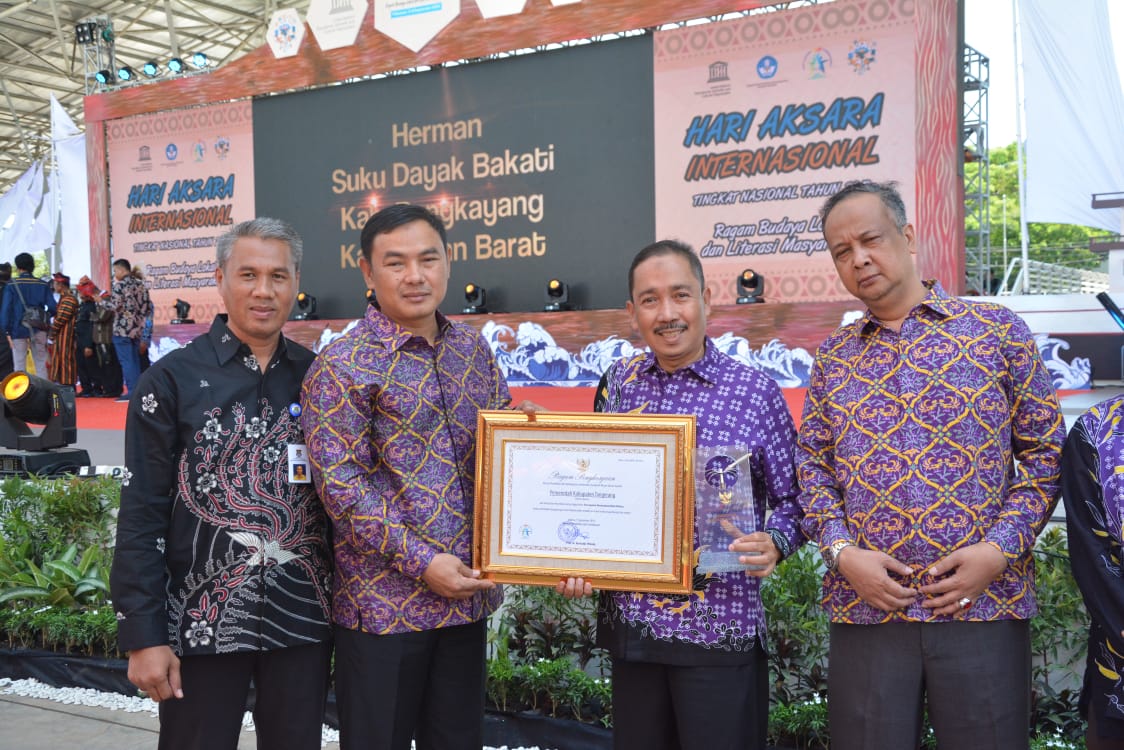 Kabupaten Tangerang Raih Penghargaan Buta Aksara Utama Dari Kemendikbud 2019