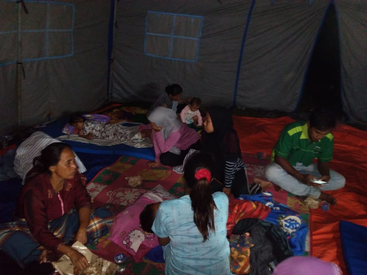 Puluhan Warga Mauk Masih Mengungsi di Tenda