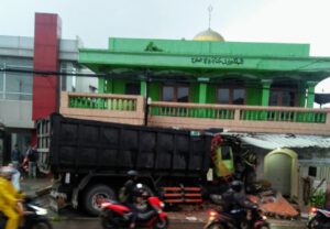 Truk Pasir Seruduk Masjid di Cikupa, Dua Jamaah Terkapar