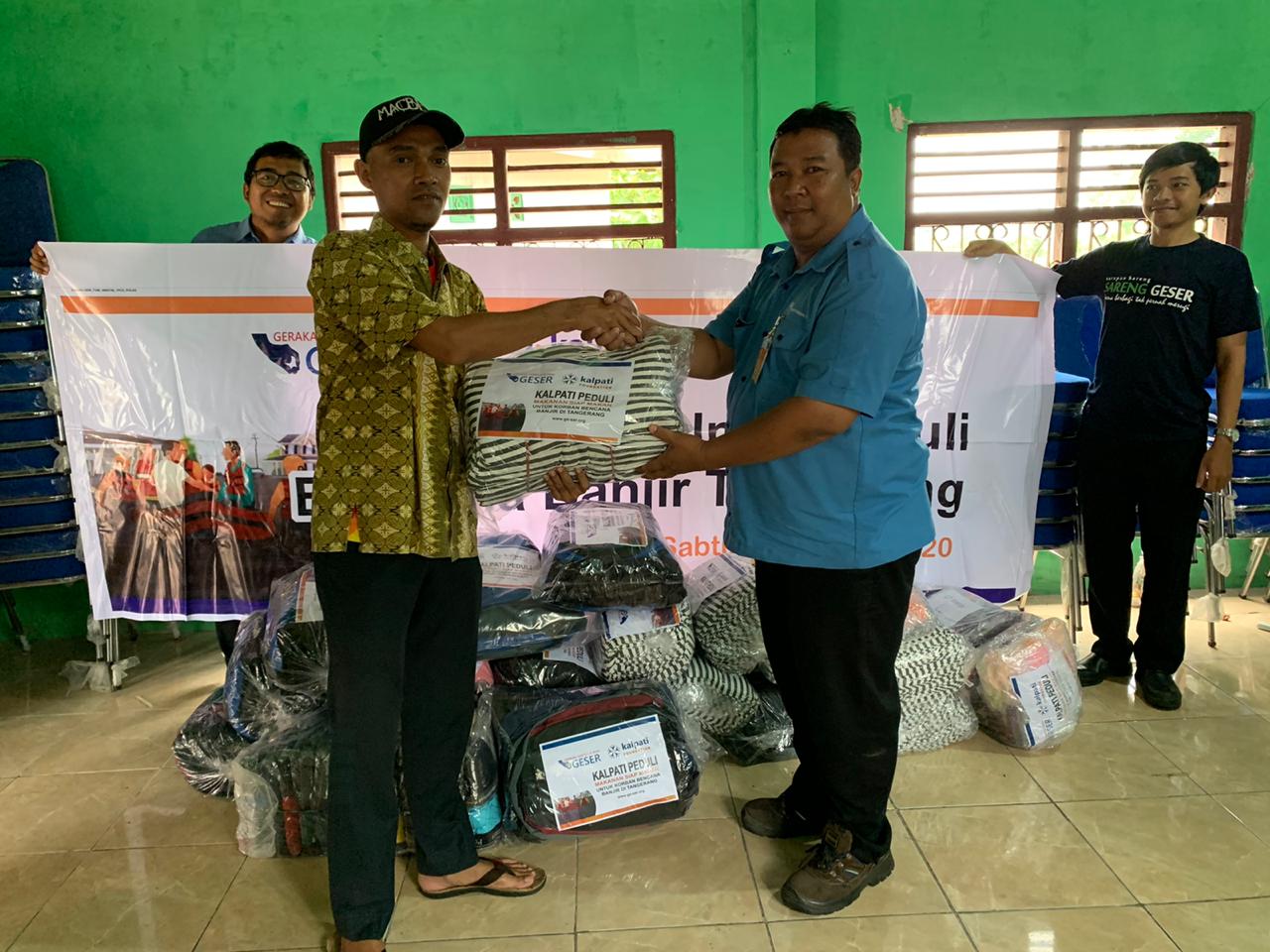 Kalpati Salurkan Perlengkapan Sekolah ke Korban Banjir Tangerang