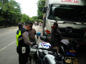 Mau ‘Main-Main’ Parkir di Badan Jalan, Kendaraan Bermuatan Besar ini Ditilang Polisi