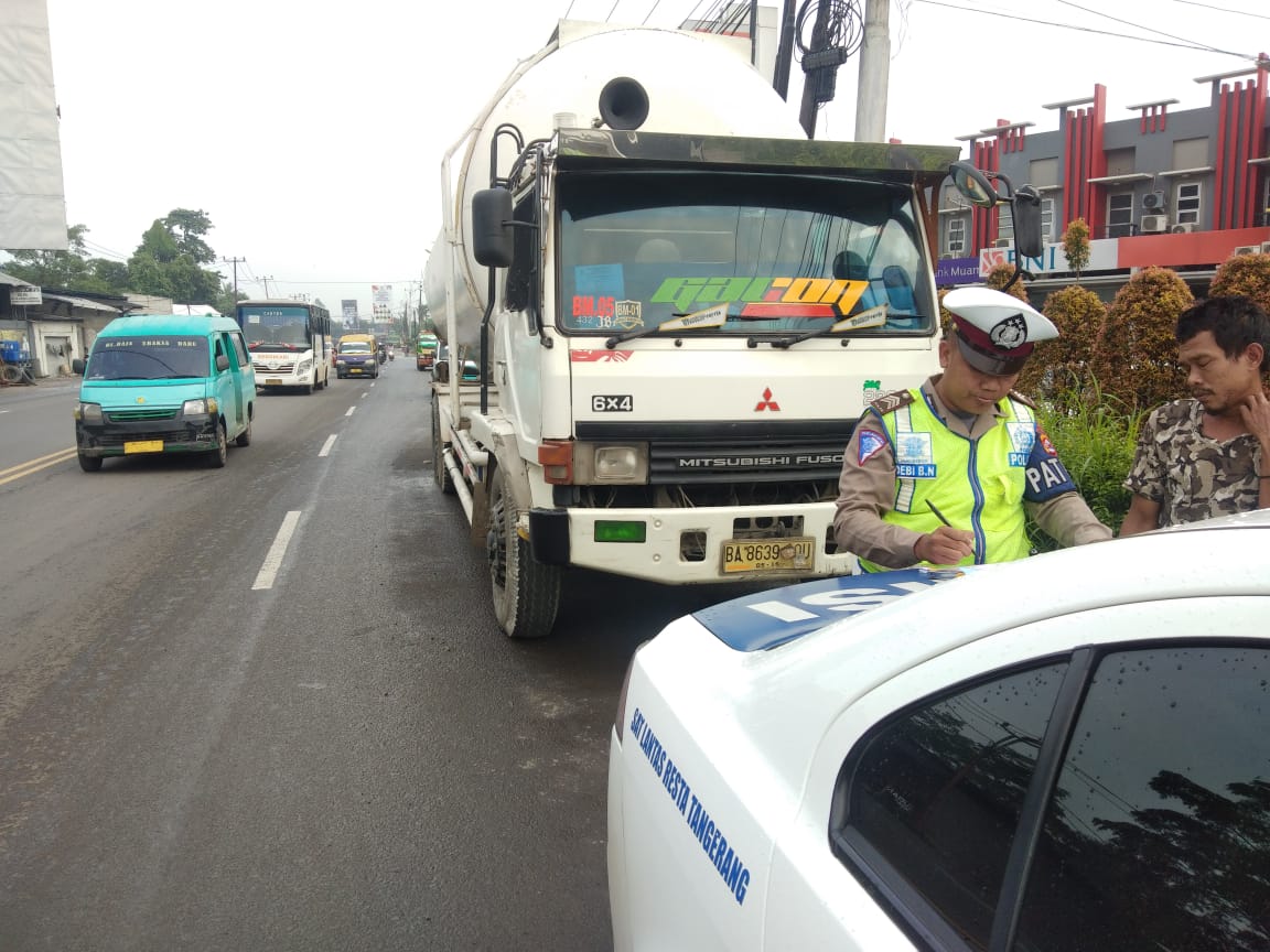 Bandel Parkir di Bahu Jalan, Kendaraan Disanksi Tilang Satlantas Polresta Tangerang