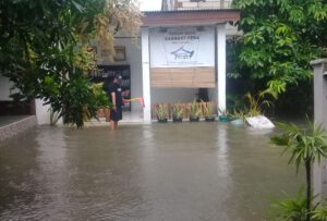 Diterjang Banjir, Pengurus Rumah Baca di Teluknaga Buru-Buru Amankan Buku