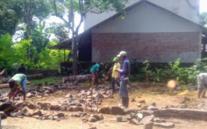Tanpa ‘Sentuhan Pemda’ Pemuda di Panimbang Bangun Rumah Warga Miskin
