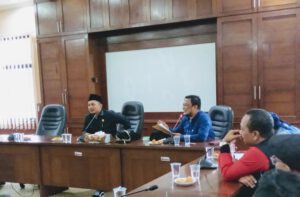 Ketika Buruh ‘Paksa’ Anggota DPRD Kabupaten Tangerang Menolak Omnibus Law