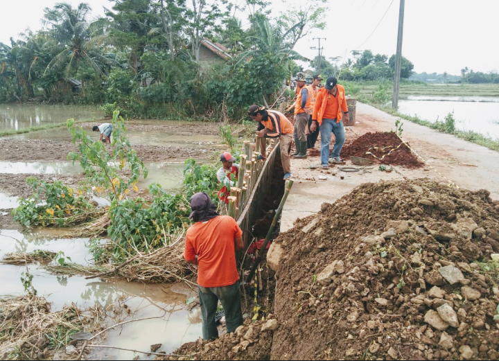 Banjir Surut, Warga Carenang Gotong Royong Bangun Turab