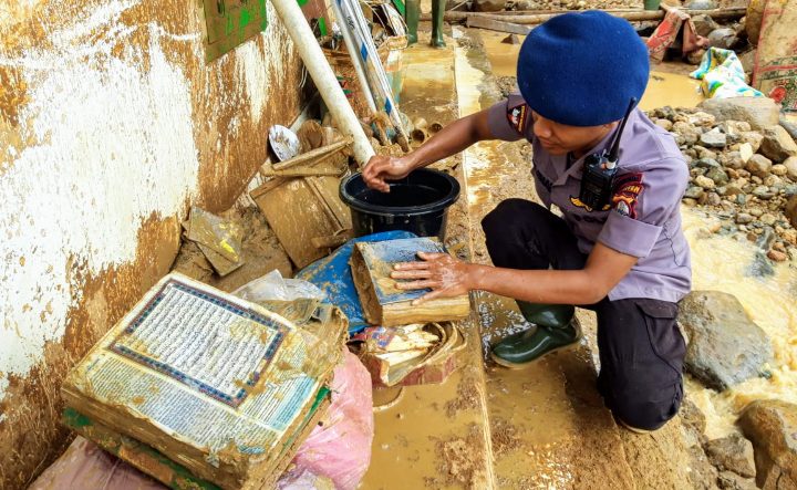 Begini Aksi Peduli Brimob Polda Banten di Lokasi Bencana Lebak