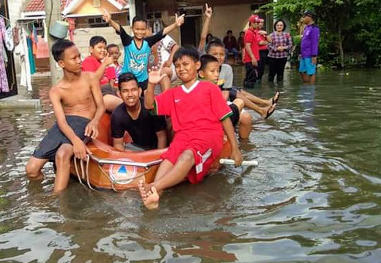 Banjir di Gelam Jaya Terparah, Anak-Anak ‘Happy’ Naik Perahu Karet