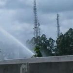 Waspada! Ada ‘Air Mancur’ Muncul Tiba-Tiba di Tol Bitung KM 26 