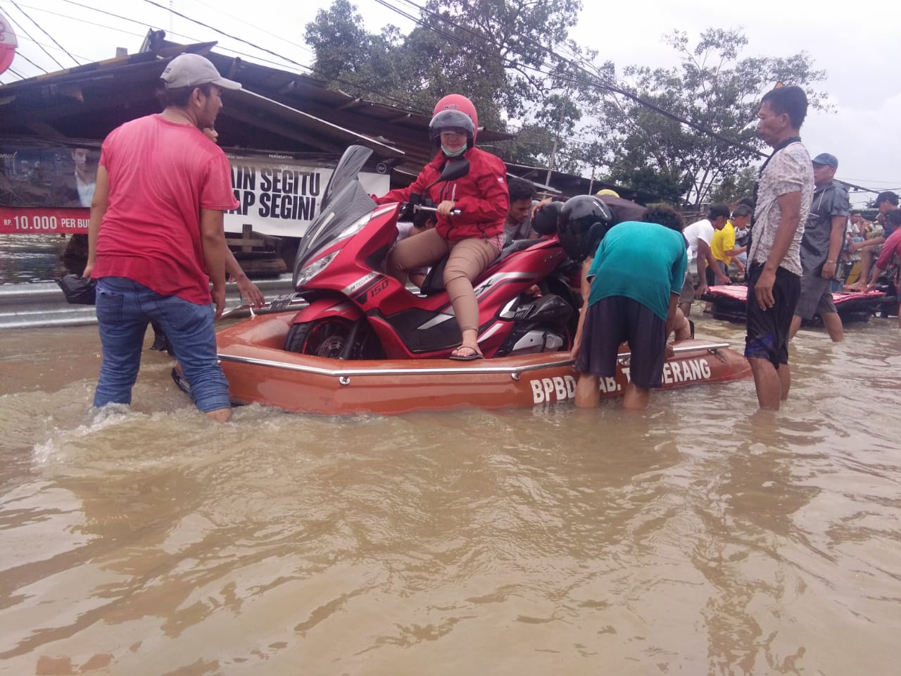 Di Curug, Perahu Karet Milik BPBD Tangerang Ditarif Rp20 Ribu Buat Evakuasi Kendaraan