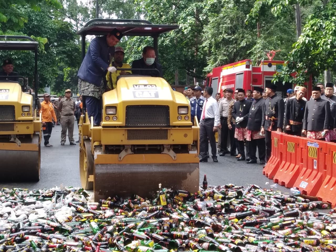 8.286 Botol Miras Digilas Mengunakan Alat Berat di Harlah Kota Tangerang