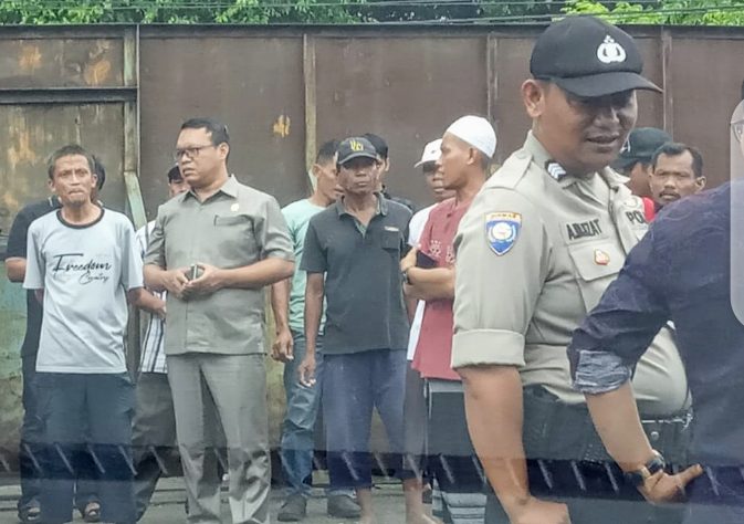 Ketua Fraksi Golkar Sidak Pabrik Peleburan Besi di Pasar Kemis