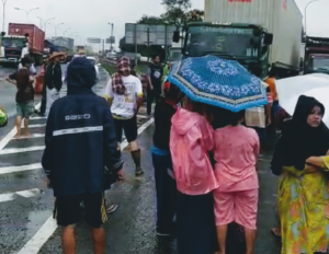 Korban Banjir Desa Kadu Curug Berbondong-Bondong Blokir Tol Bitung