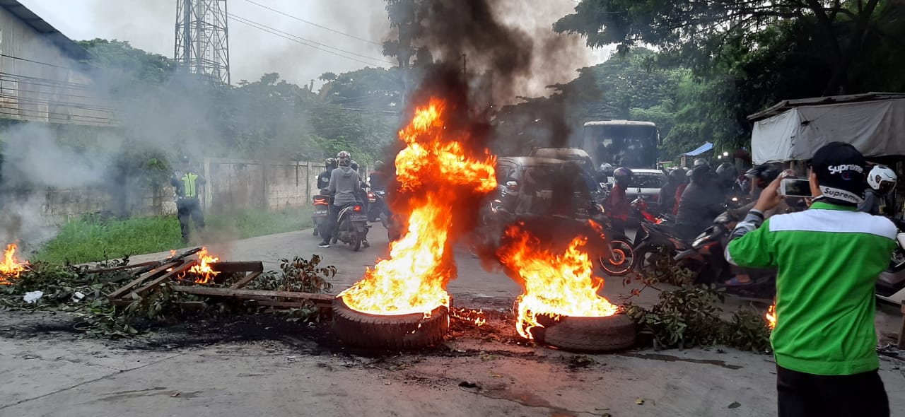 Aksi Buruh di Tangerang Mulai Memanas, Bakar Ban dan Blokir Jalan