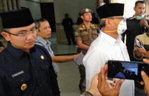 Heboh! Gubernur Banten Gunakan Masker Saat Berdinas