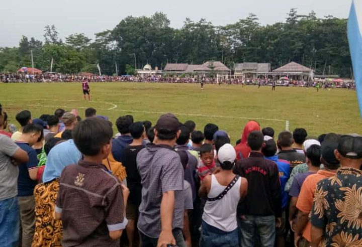 Pandemi Corona, Liga Tarkam di Curug Tetap Dipadati Ratusan Warga