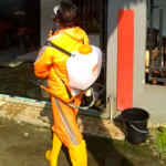Anggota DPRD Ini Turun Langsung Semprot Disinfektan ke Rumah Warga, Dikira Petugas Kesehatan