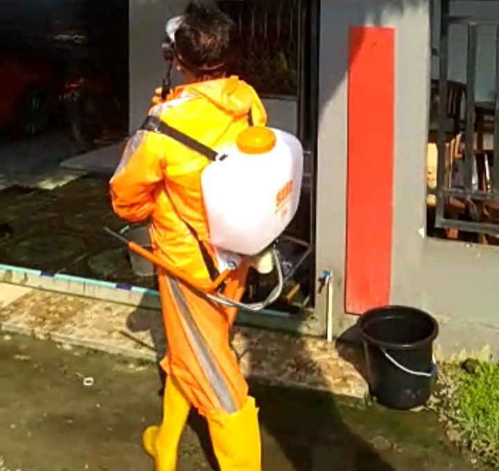 Anggota DPRD Ini Turun Langsung Semprot Disinfektan ke Rumah Warga, Dikira Petugas Kesehatan