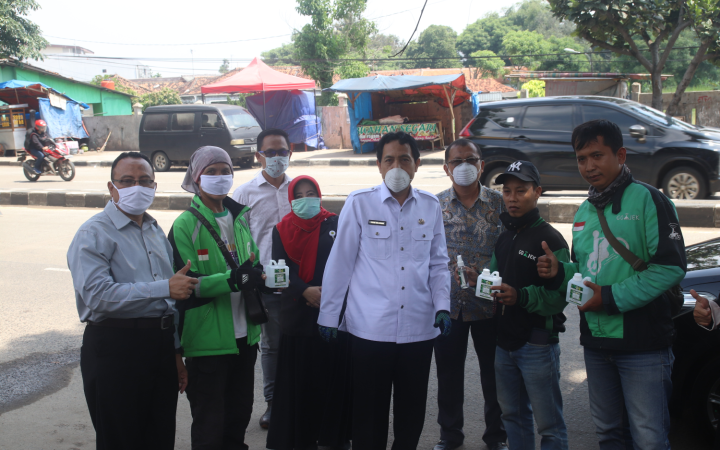 Untirta Bagi-Bagi Hand Sanitizer ke Masyarakat
