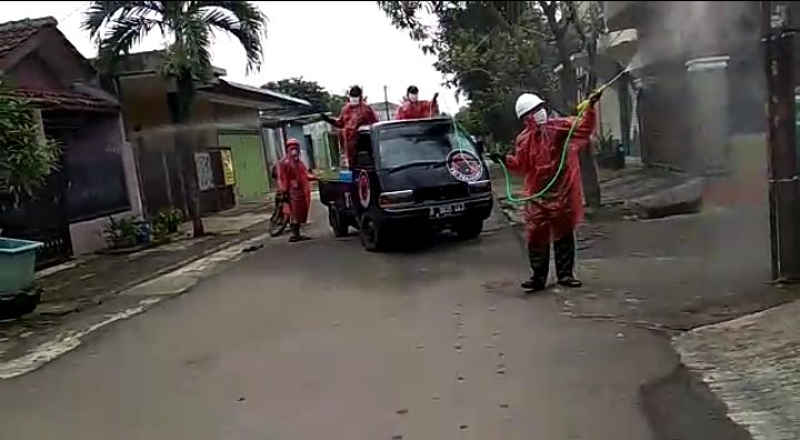 'Balad Akmal' Semprot Disinfektan ke Sejumlah Pemukiman Warga Cisauk