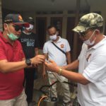 Anggota DPRD Tangerang Ini Turun Langsung Semprot Disinfektan dan Bagi-Bagi Masker ke Warga