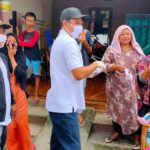 Anggota DPRD dari Fraksi Gerindra Bagikan Ribuan Masker ke Warga di Pasar Kemis