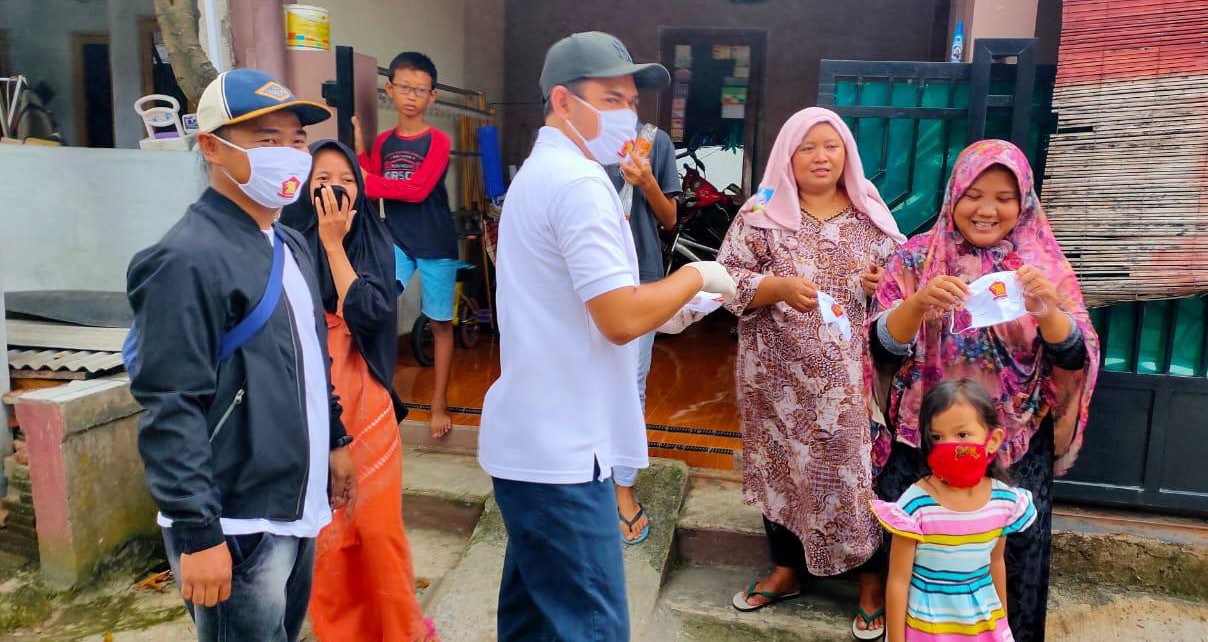 Anggota DPRD dari Fraksi Gerindra Bagikan Ribuan Masker ke Warga di Pasar Kemis