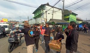 Ormas BPPKB Bagi-Bagi Masker ke Sejumlah Pengendara di Cikupa