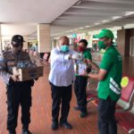 Polisi Bagi-Bagi Nasi Bungkus ke Pekerja di Bandara Soetta