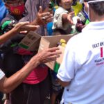 Warga Minang Bagi-Bagi Nasi Padang ke Pengendara di Kota Tangerang