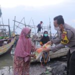 Polisi Bagikan 1000 Paket Beras ke Warga di Kabupaten Tangerang