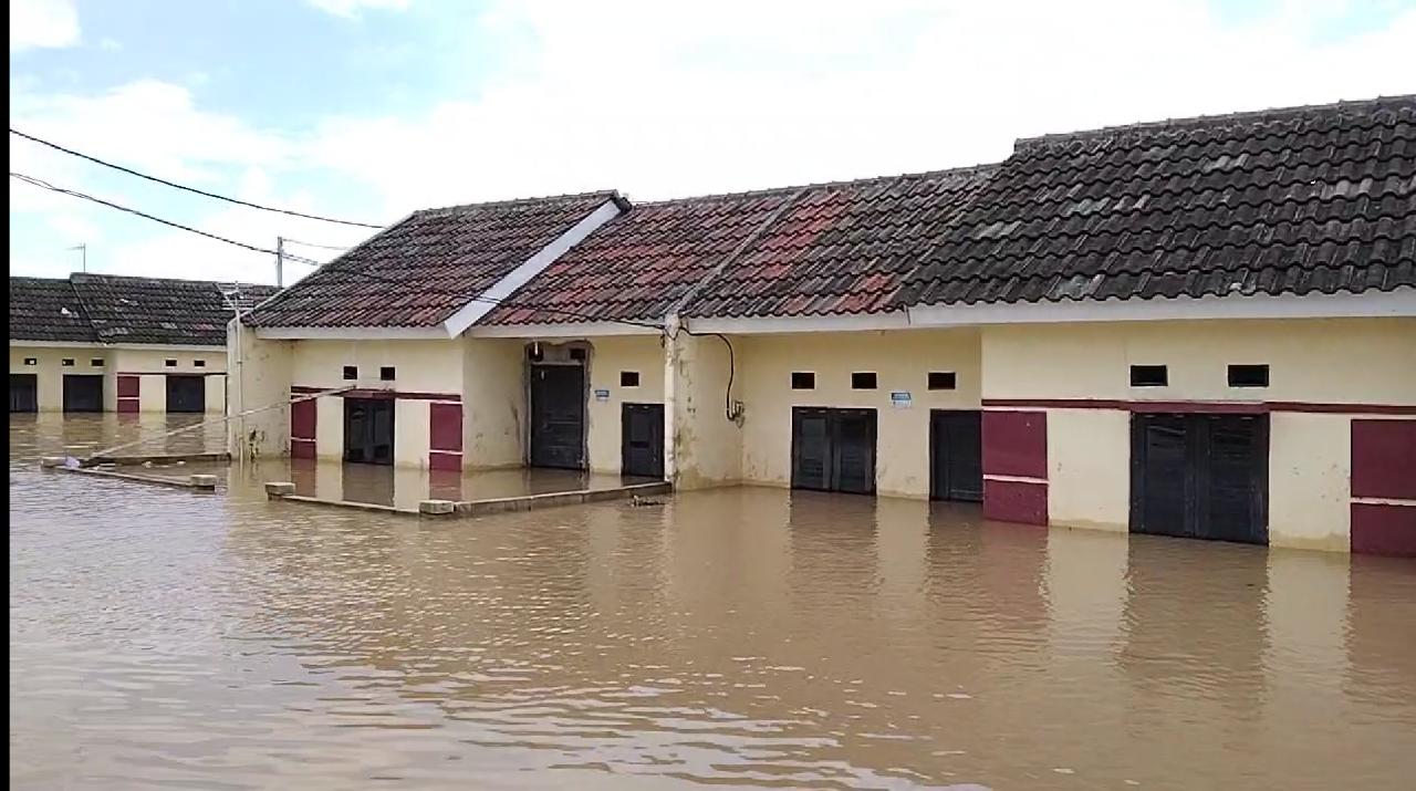 Diterjang Banjir 1,5 Meter, Sejumlah Warga Jayanti Mengungsi