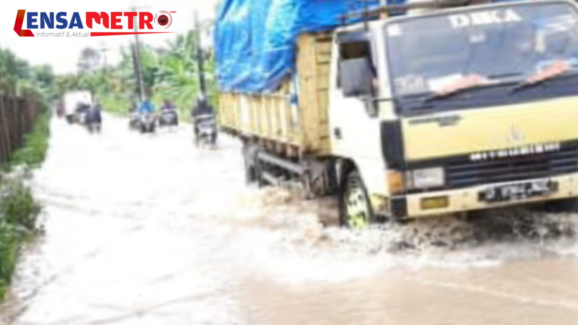 Pengendara Berjibaku Terobos Banjir di Curug, Anggota DPRD Ungkap Fakta Ini