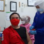 Tampak Santai, Begini Gaya Penampilan Ketua PMI Kabupaten Tangerang Saat Disuntik Vaksin Sinovac