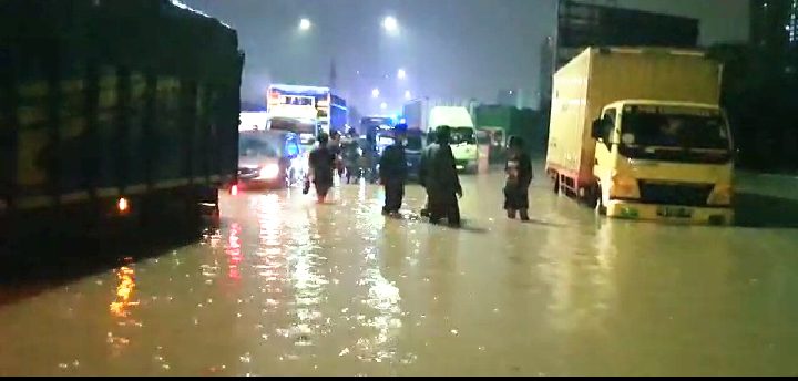 Pulang Kunker, Anggota DPRD Kabupaten Tangerang Terjebak Banjir di Tol Karawaci - Bitung
