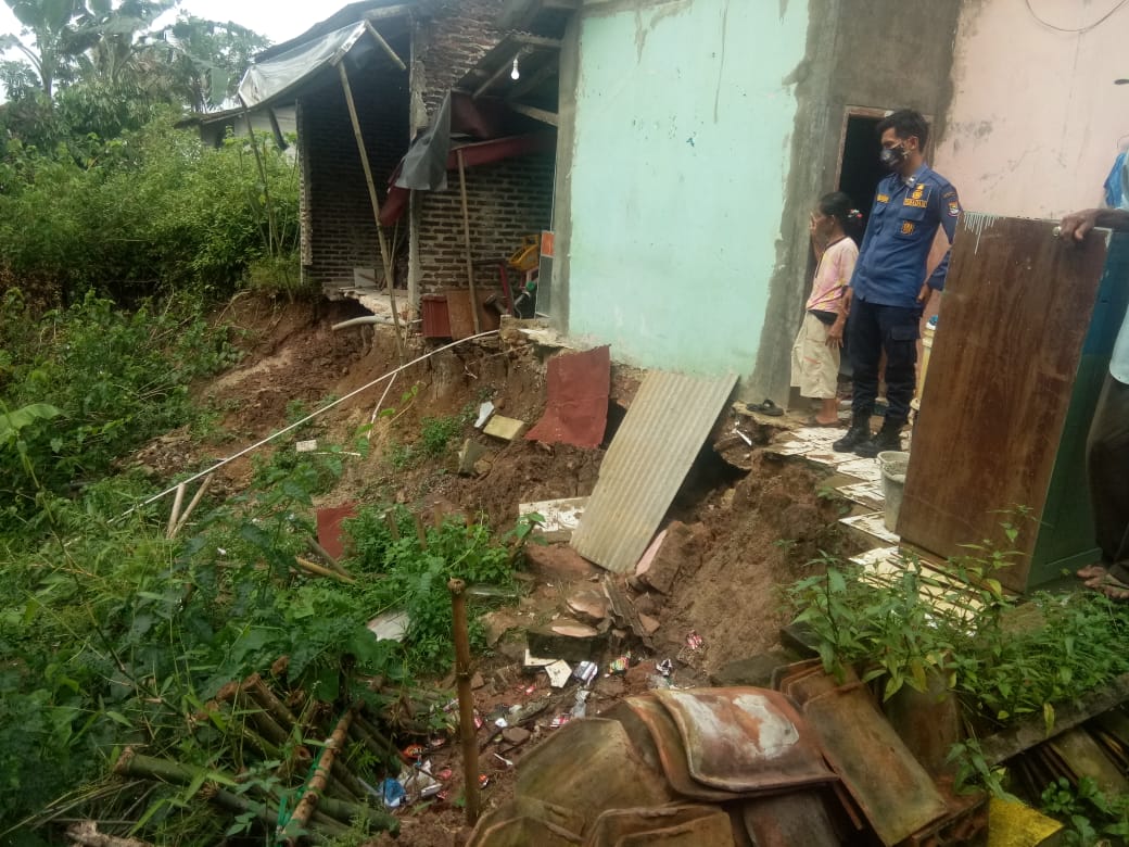Rumah Kakek-Nenek ini Amblas di Cisoka Tangerang,  BPBD ‘Salahkan’ Hujan