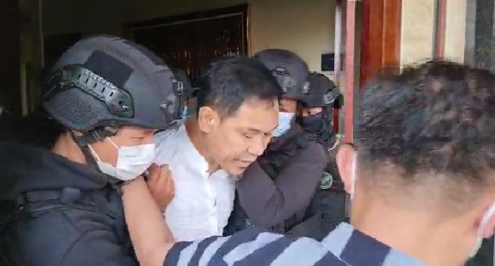 Ditangkap Densus 88 di Tangsel, Munarman Teriak Sendal