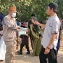 Cegah Klaster Pemakaman, KuPAT Sebar Masker ke Peziarah di TPU Tapos Tigaraksa