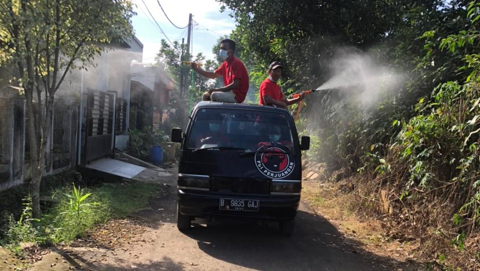 Antisipasi Penyebaran Virus Delta, Balad Akmal Semprot Disinfektan Keliling Kampung di Suradita Cisauk