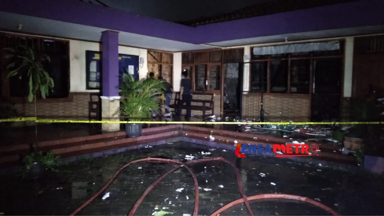 Selidiki Penyebab Kebakaran Kantor Desa Bitung Jaya, Polisi Pasang Police Line