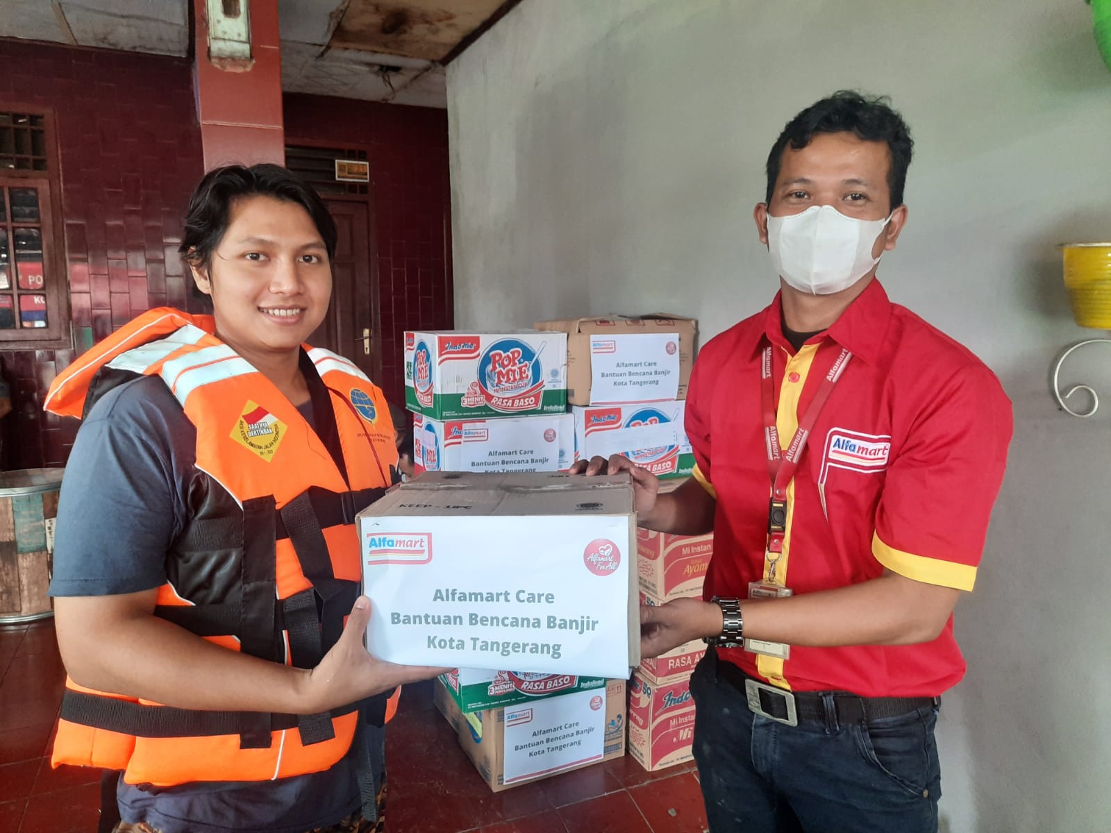 Peduli Bencana, Alfamart Salurkan Donasi pada Korban Banjir di Tangerang