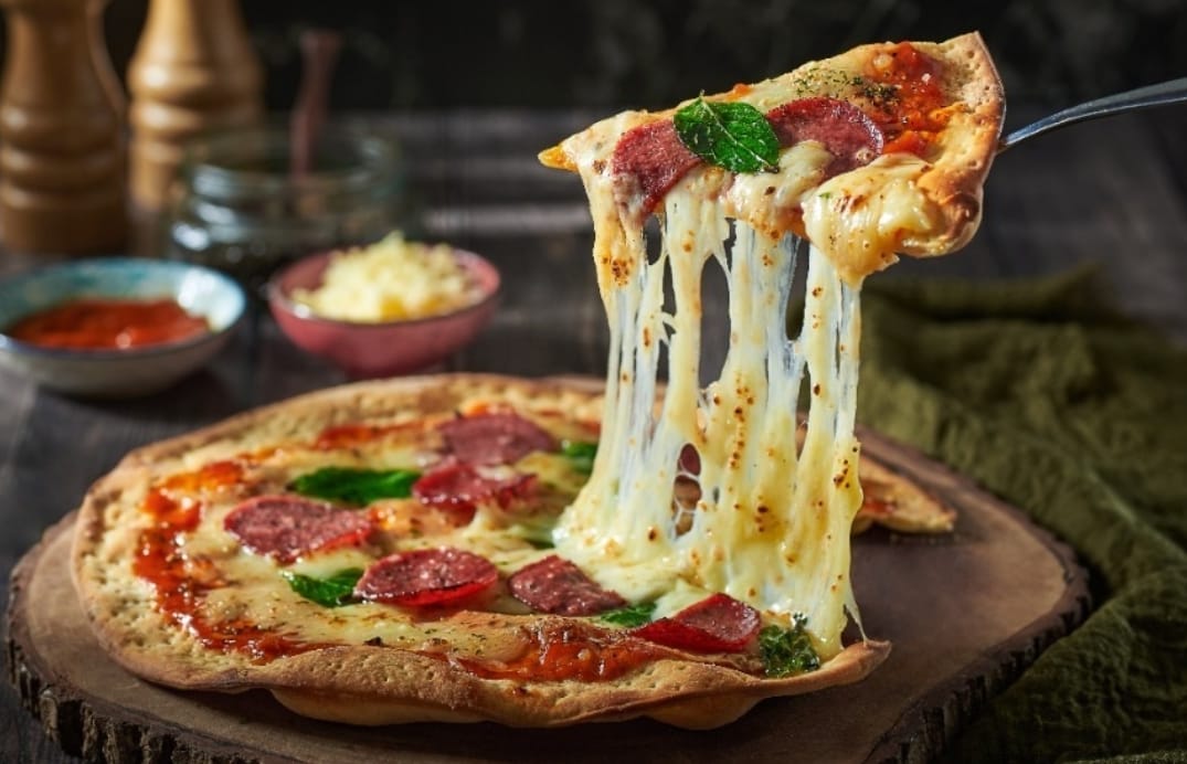 The Surosowan Hadirkan Pizza Khas Italia dengan Promo Spesial