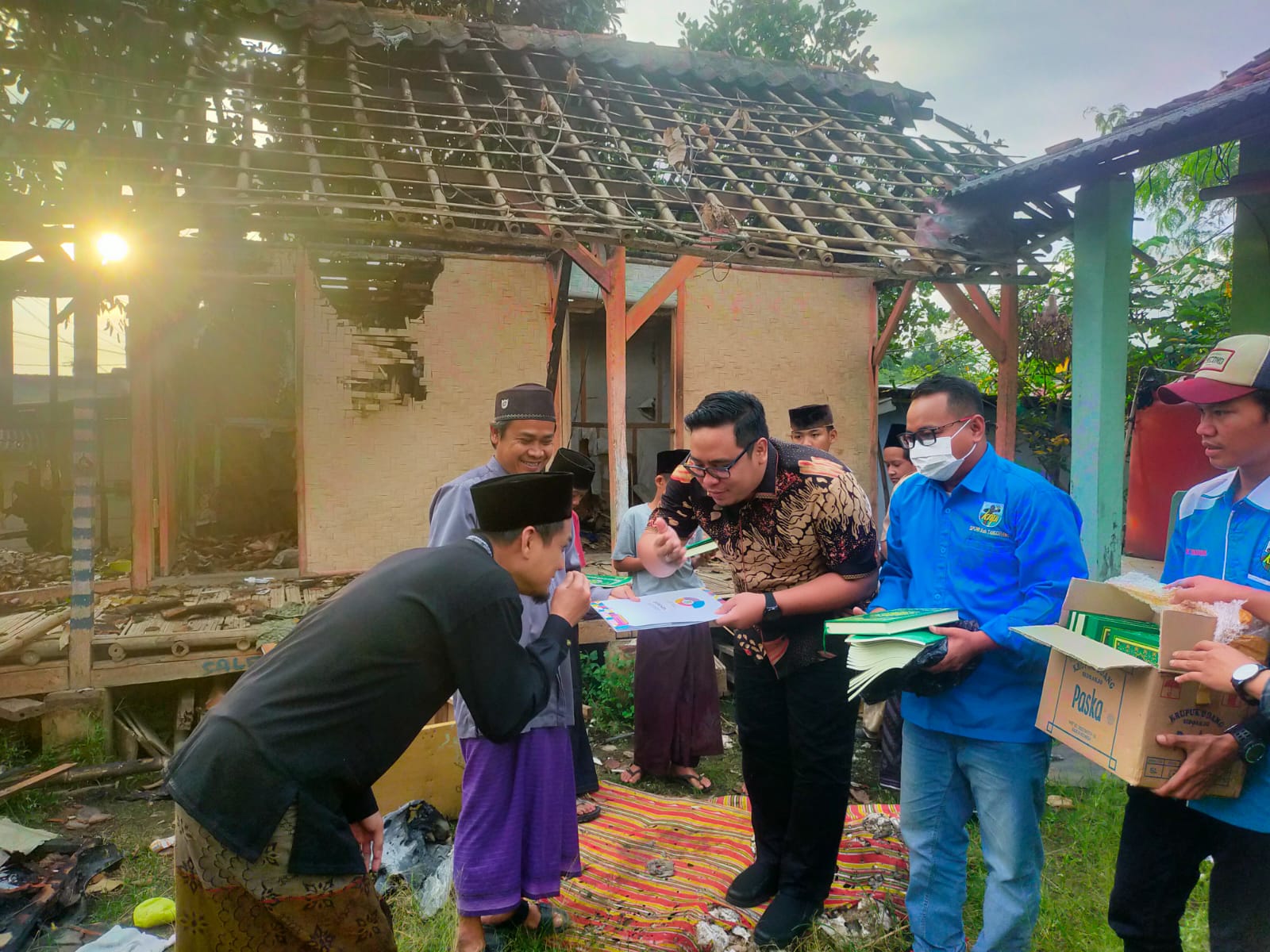 Pengurus KNPI Kabupaten Tangerang dan MPI memberikan bantuan ke pesantren korban kebakaran/Yusuf Naufal
