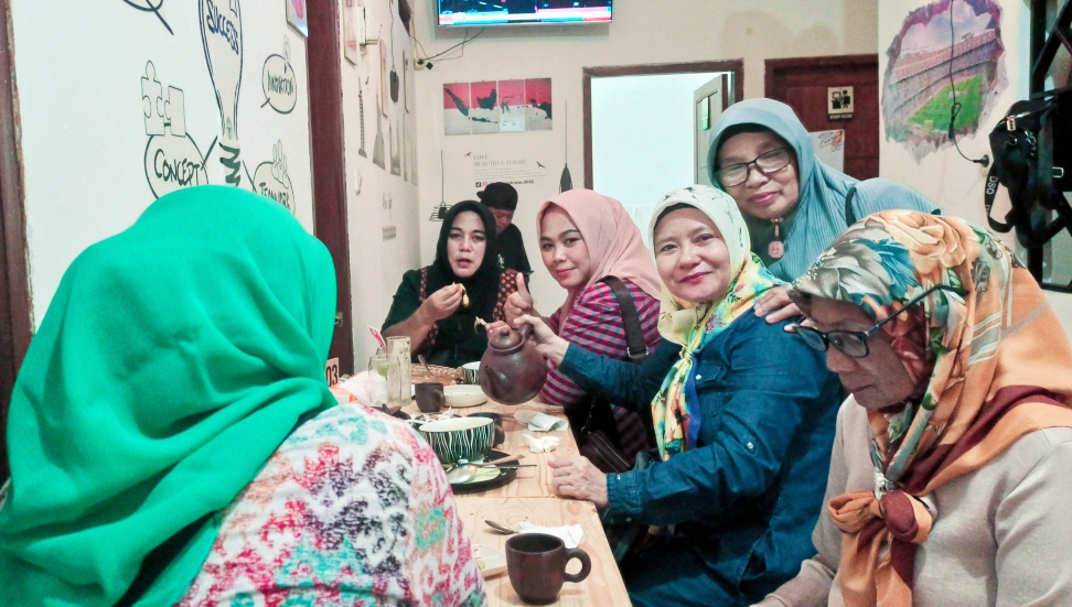 Anggota DPRD Kabupaten Tangerang Hj Eli Nurhaeni bersama team menikmati kuliner di Warung Biasa/foto Instagram @warungbiasa.2022