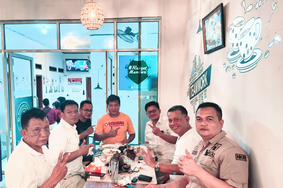 Wakil Ketua DPRD Kabupaten Tangerang H Astayudin bersama fungsionaris Partai Gerindra menikmati gulai kepala kakap di Warung Biasa/Instagram @warungbiasa.2022