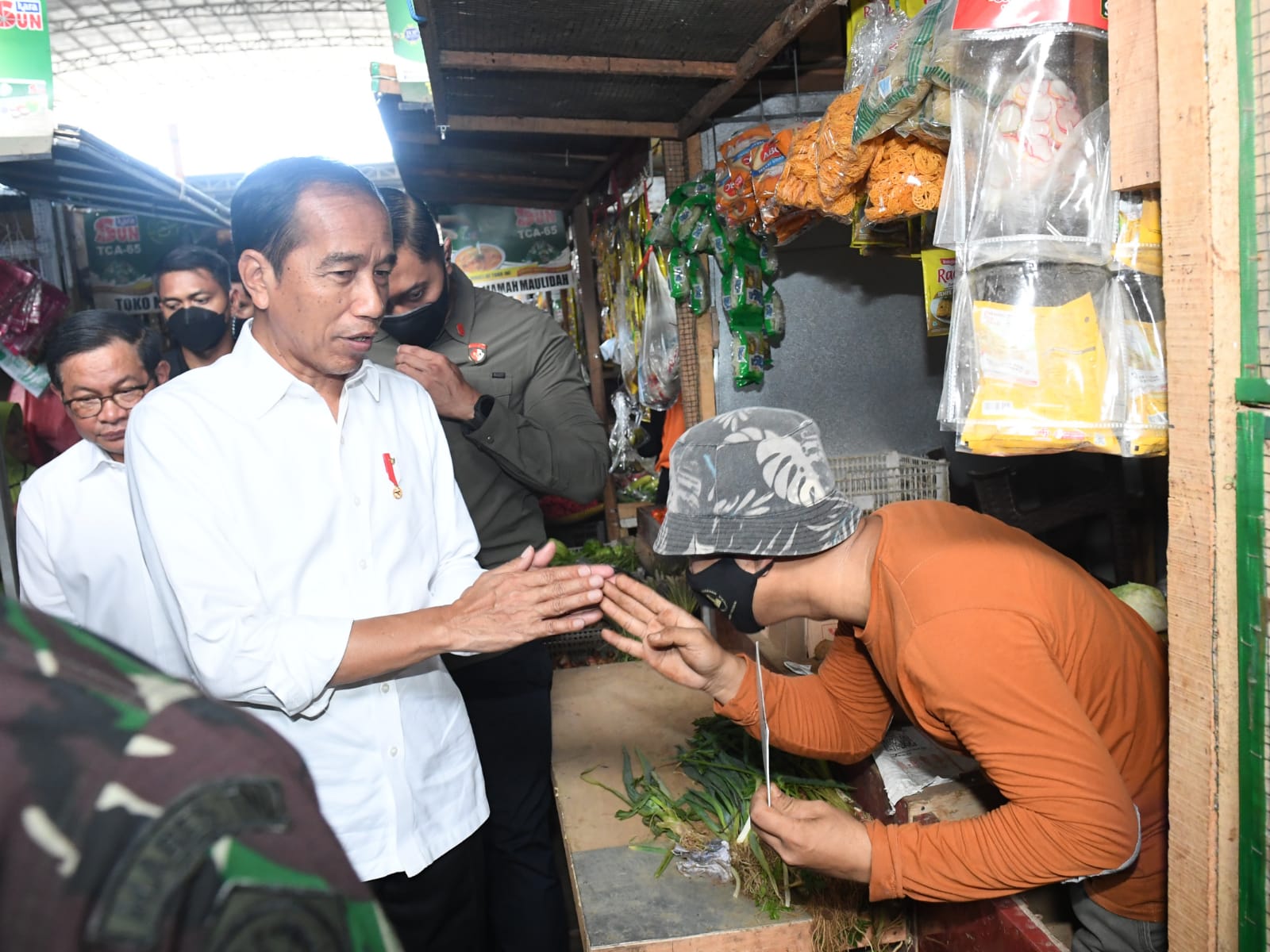 Jaga Kesetabilan Harga, Presiden Cek Harga Kebutuhan Pokok di Pasar Kelapa